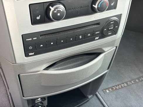 Used 2009 Chrysler Town & Country Touring FWD image 25