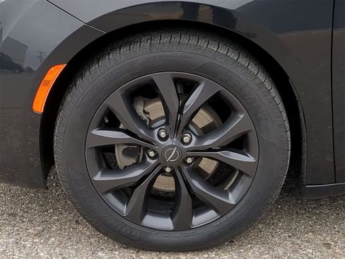 Certified 2019 Chrysler Pacifica Limited w/ S Appearance Package image 21