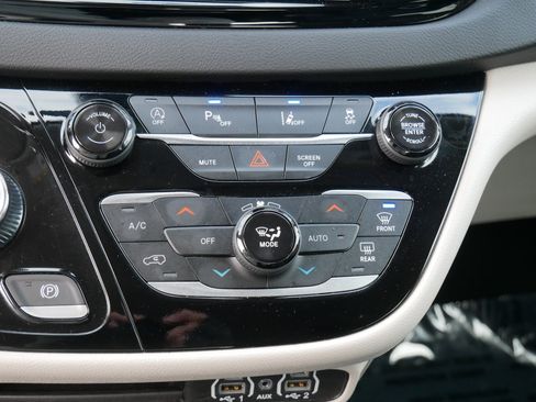 Used 2024 Chrysler Pacifica Touring-L image 23