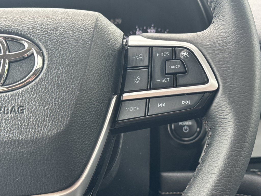 Used 2026 Toyota Sienna XLE AWD/4WD image 21