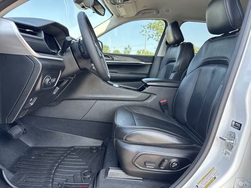 Used 2023 Jeep Grand Cherokee Limited w/ Black Appearance Package AWD/4WD image 17