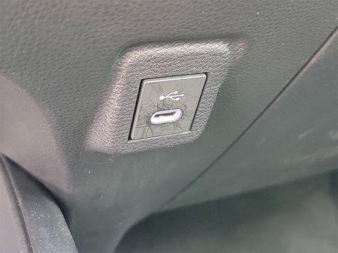 Used 2025 Toyota Corolla LE image 28