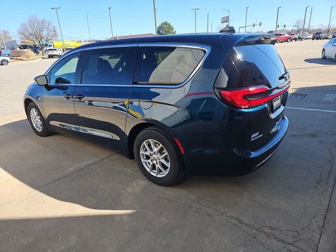 Used 2025 Chrysler Pacifica Select image 3