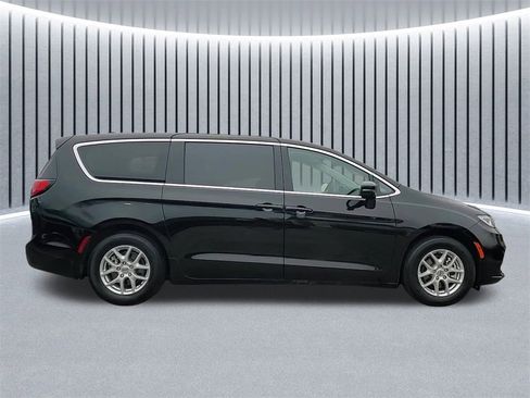 Used 2024 Chrysler Pacifica Touring-L image 2