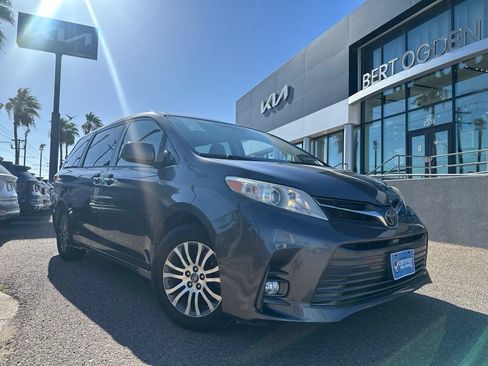 Used 2019 Toyota Sienna XLE w/ XLE Navigation Package FWD image 1
