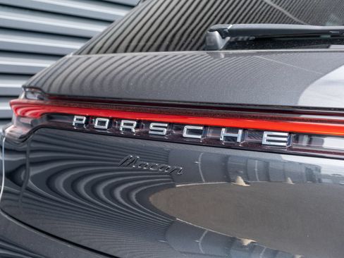 Certified 2023 Porsche Macan AWD/4WD image 20