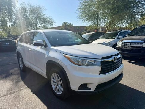 Used 2015 Toyota Highlander LE FWD image 2