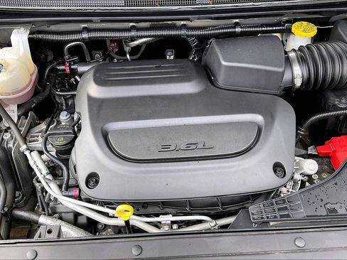 Used 2025 Chrysler Pacifica Limited FWD image 11