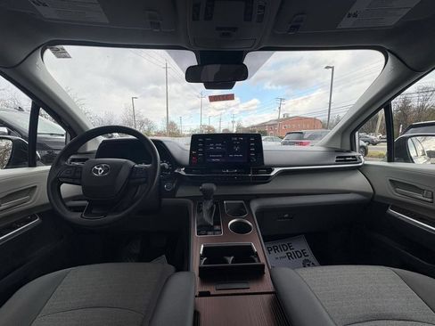 Used 2024 Toyota Sienna LE FWD image 4
