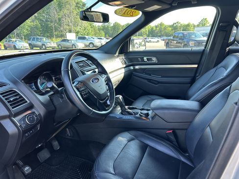 Used 2018 Ford Explorer XLT w/ Equipment Group 202A AWD/4WD image 12
