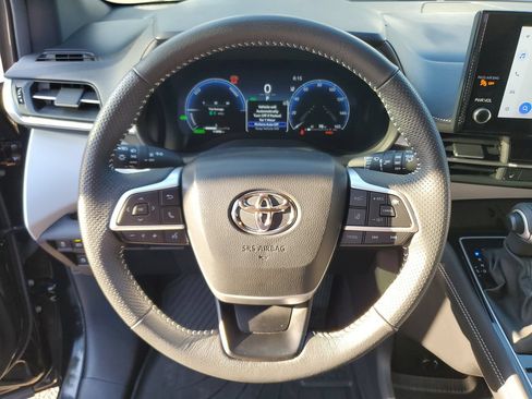 Used 2025 Toyota Sienna XSE FWD image 20