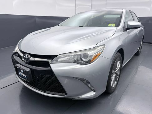 Used 2015 Toyota Camry SE FWD image 3