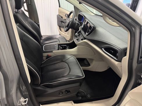Used 2023 Chrysler Pacifica Limited FWD image 22