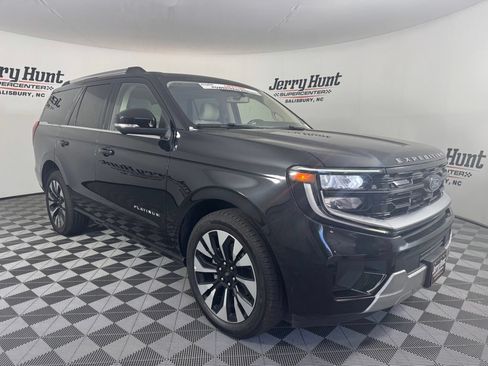 Used 2025 Ford Expedition Platinum w/ Driver's Package AWD/4WD image 6