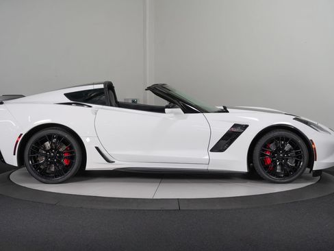 Used 2017 Chevrolet Corvette Z06 w/ Chrome Badge Package RWD image 8