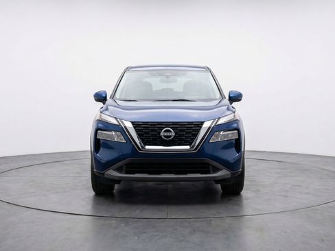 Used 2025 Nissan Rogue SV image 2