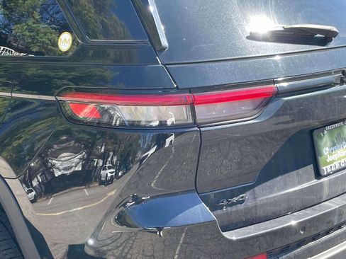 Used 2023 Jeep Grand Cherokee Altitude image 10