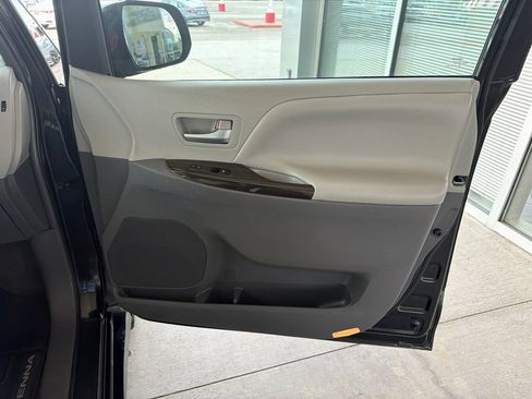 Used 2019 Toyota Sienna XLE w/ XLE Navigation Package AWD/4WD image 15