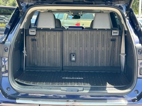 Used 2023 Toyota Highlander Platinum FWD image 16
