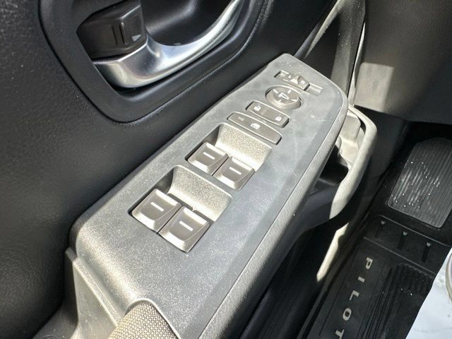 Used 2025 Honda Pilot Sport image 27