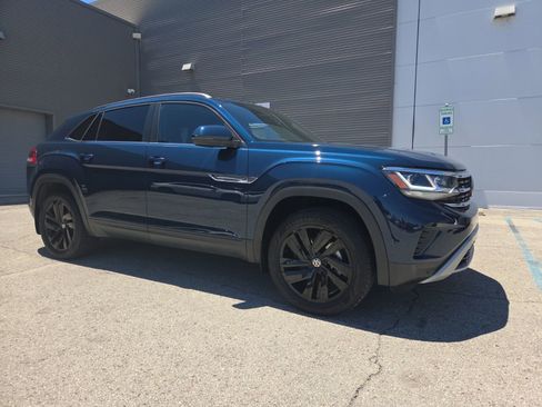 Certified 2023 Volkswagen Atlas Cross Sport SE w/ Black Wheel Package AWD/4WD image 2