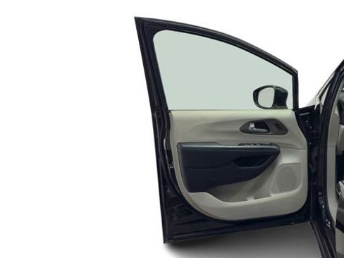 Used 2022 Chrysler Pacifica Touring-L FWD image 11