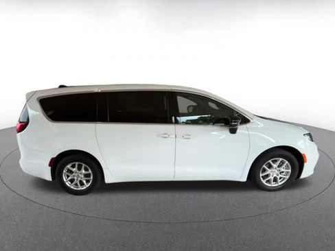 Used 2025 Chrysler Pacifica Select image 16