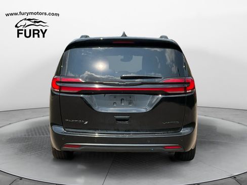 Used 2025 Chrysler Pacifica Limited FWD image 4
