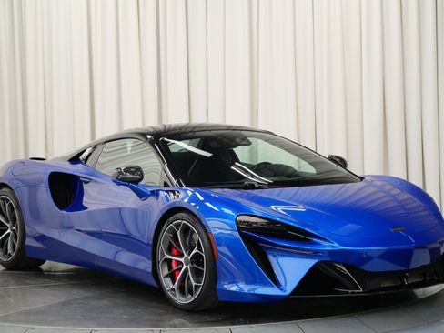 Used 2025 McLaren Artura Spider RWD image 3