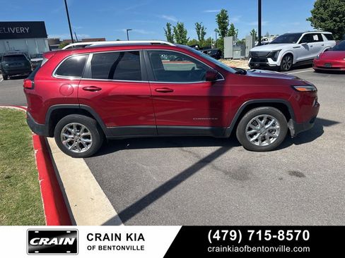 Used 2016 Jeep Cherokee Latitude w/ Cold Weather Group FWD image 6