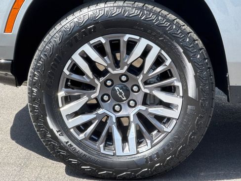 Used 2025 Chevrolet Suburban Z71 AWD/4WD image 42