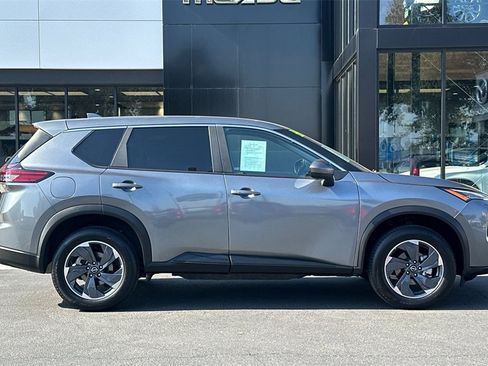 Used 2024 Nissan Rogue SV image 4