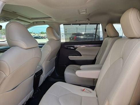 Used 2020 Toyota Highlander Limited FWD image 19