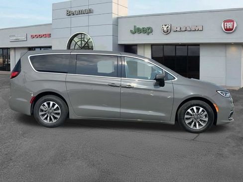Used 2023 Chrysler Pacifica Touring-L FWD image 8