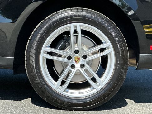 Certified 2025 Porsche Macan AWD/4WD image 30