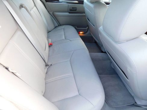 Used 2011 Lincoln Town Car Signature Limited w/ Continental Edition Pkg RWD image 18