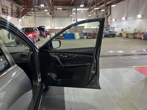 Used 2018 Nissan Rogue S AWD/4WD image 23