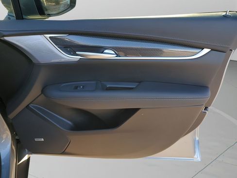 Certified 2025 Cadillac XT5 Sportv w/ Technology Package image 13