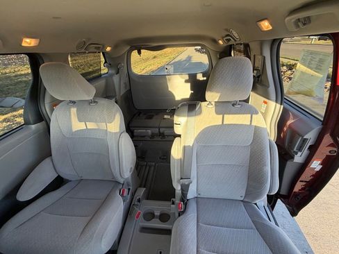 Used 2019 Toyota Sienna LE w/ Carpet Mat Package FWD image 13