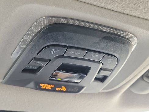 Used 2023 Toyota Corolla Cross XLE w/ Convenience Package FWD image 30
