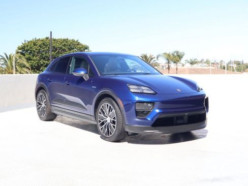 Certified 2025 Porsche Macan Electric RWD image 7