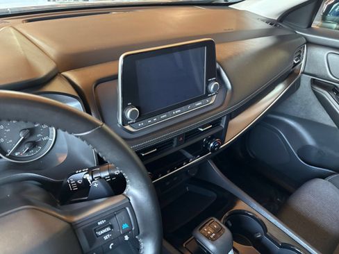 Used 2025 Nissan Rogue SV FWD image 17