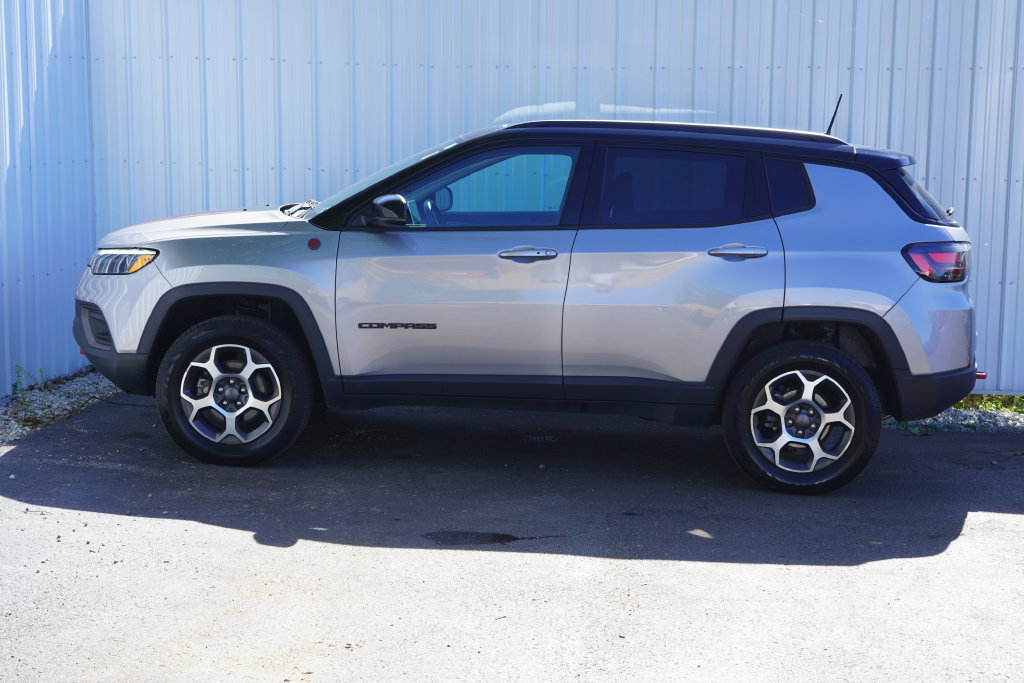 Used 2022 Jeep Compass Trailhawk w/ Trailhawk Elite Group AWD/4WD image 3