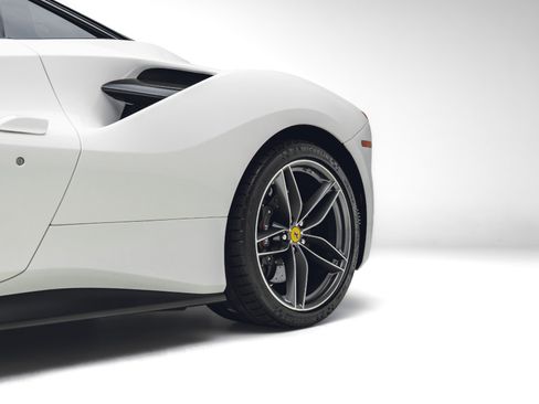 Used 2018 Ferrari 488 GTB RWD image 19
