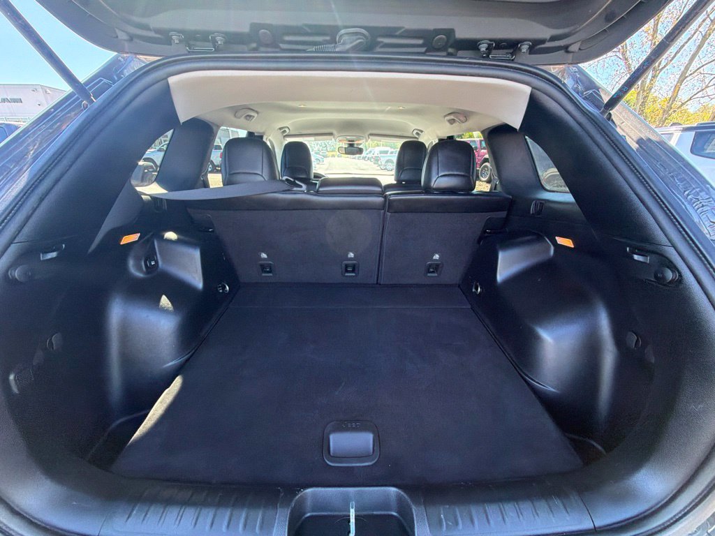 Used 2022 Jeep Cherokee Trailhawk AWD/4WD image 38