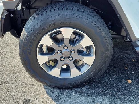 Used 2021 Jeep Wrangler Unlimited Sahara AWD/4WD image 9