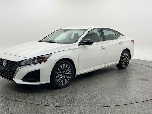 Used 2025 Nissan Altima 2.5 SV image 3