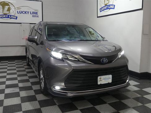 Used 2023 Toyota Sienna XLE w/ XLE Plus Package image 5