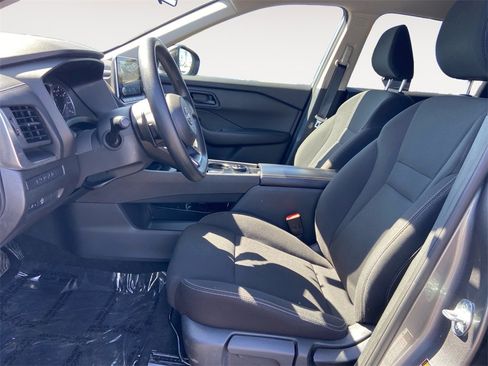Used 2024 Nissan Rogue S image 9