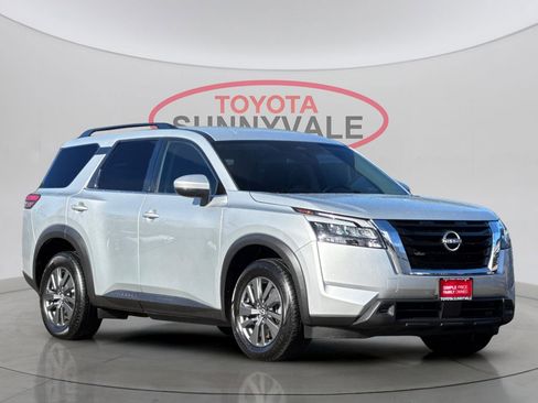 Used 2024 Nissan Pathfinder SV image 10